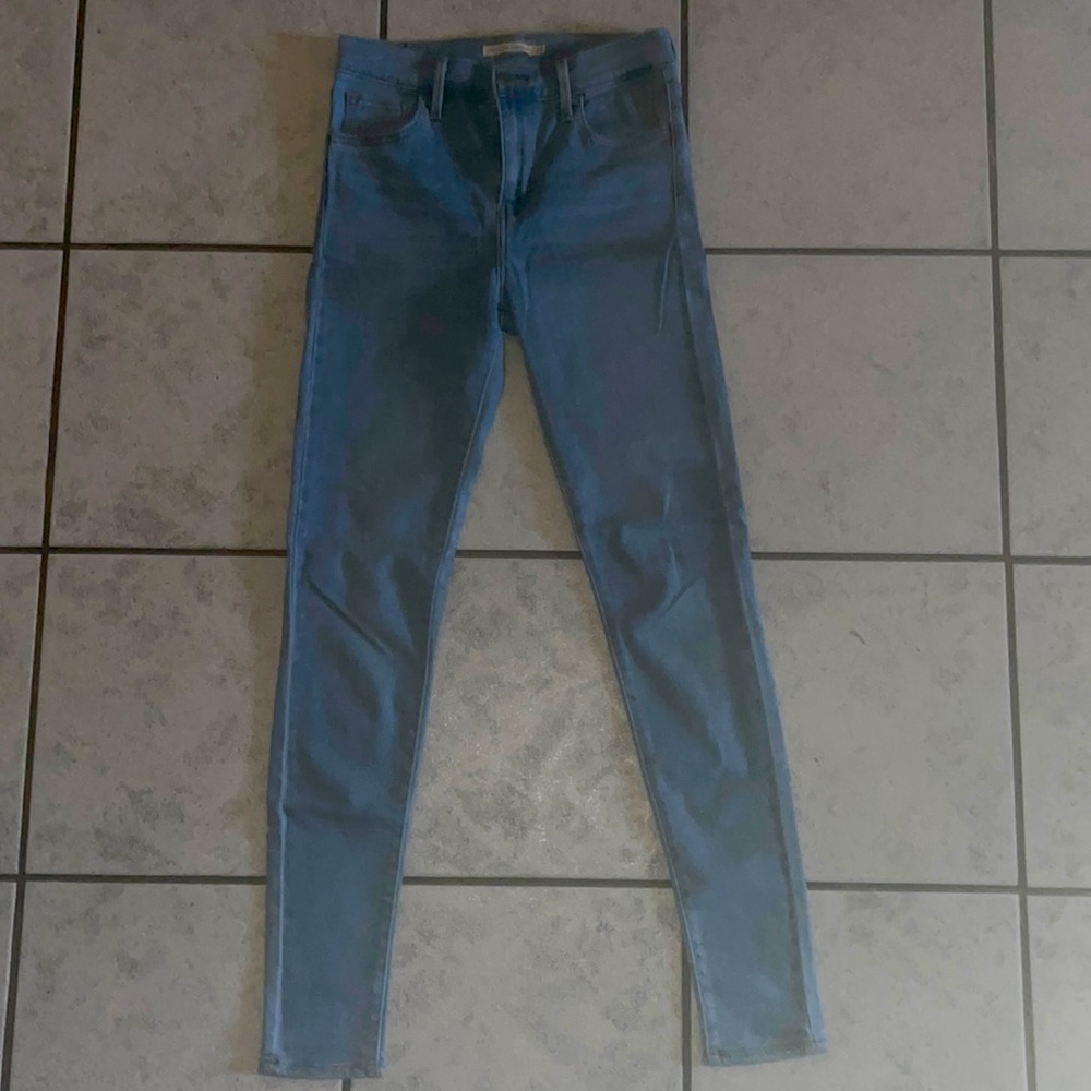 Like new Levi’s 720 high rise super skinny jeans size 26
